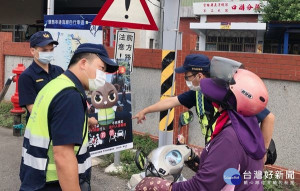 北港警分局因應中秋連假，針對易壅塞路段規劃交通疏導作為，加派警、民力執行交管及防制交通事故措施，讓民眾在交通順暢安全中歡度假期。（記者陳昭宗拍攝）