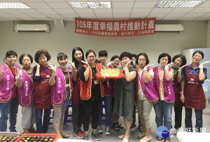 歡慶中秋佳節，北港鎮農會總幹事林翠香號召家政班姐妹們展現好手藝，製作健康又衛生的美味蛋黃酥，與華山基金會服務的獨居長輩們分享。