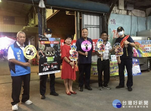 北港警分局長王立德利用農會供銷部舉辦行銷成果展，親自帶隊向鄉親宣導遵守交通法規的重要性，獲民眾熱情迴響。