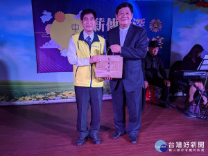 聯安保全公司29日於板橋榮家為住民長輩舉辦秋節關懷餐會，並致贈過節應景月餅 