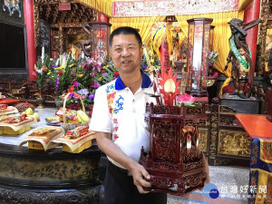 慶安宮總幹事方一峰手捧「斗首禮斗」斗裡面會裝有涼傘、白米、鏡子、尺、秤等神器。