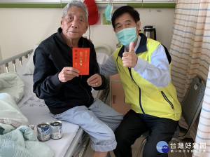 張長林家主任及洪龍華副家主任偕同輔導組組長等分至臺北榮總新竹分院、桃園分院、臺北榮總、員山分院及蘇澳分院等慰訪住院榮民，並致贈秋節慰問金及營養品