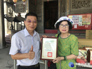西港區長林耿漢(左)代表區民致贈感謝狀，感謝許黃女士。