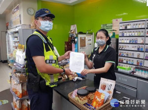 北港警方為強化民眾犯罪預防之警覺，前往超商及金融機構提醒防詐方法與訣竅，以強化全民防範詐騙意識，減少受害機會。