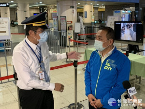 新北市長侯友宜30日傍晚特地到交控中心、高鐵、台鐵板橋車站和板橋客運臨時站慰勞輪值人員 