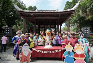 今年月下老人誕辰適逢中秋佳節，林園1日首度推出「月老生日派對」，邀請民眾一同為月老祝壽