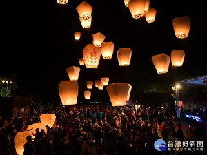 新北市政府觀旅局昨(1)日於平溪區菁桐石底大斜坑舉辦「新北點燈，向世界報平安」藝術裝置啟動儀式，新北市長侯友宜親自出席擊鼓點亮全場域藝術裝置