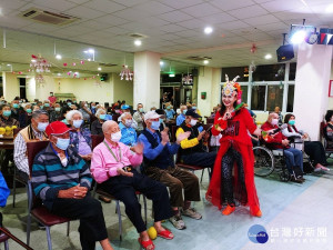 芳之頌飛飛愛心協會帶著歌舞、滿滿愛心來陪伴長輩歡度中秋之夜，板橋榮家也準備了應景的柚子與鳳梨酥一一送到長輩們手中，平添了幾許貼心與溫馨