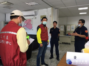朱惕之副秘書長2日帶領市府團隊於五寮派出所成立前進指揮所