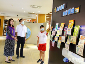 教育局長張明文及議員劉美芳出席後埔國小圖書館舉辦為期兩週「美好品德