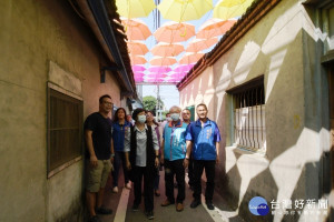 卡里善之樹新開張，彰化縣長王惠美、卡里善之樹館長林冠瀚賢伉儷、還社社區發展協會理事長林永中、總幹事趙崇丞、里長等人參觀彩虹傘巷。