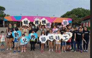 教育局學校社工師日前在六福村辦理「鵝媽媽親子營」活動，讓平日很少全家出門的多子家庭，在社工師和志工的幫助下出遊，一圓平日不可能的夢想