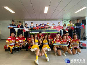 中捷市府站國慶日首開箱 捷運人員與警察隊將護旗進場