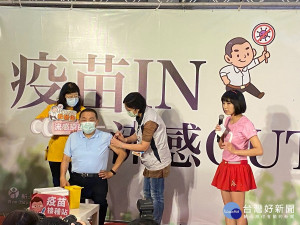 新北市長侯友宜出席「新北防疫最前線，流感疫苗10/5開打」記者會，提醒市民莫輕忽流感病毒殺傷力，呼籲要儘速接種施打疫苗 （記者黃村杉攝）