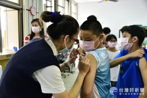 大林慈濟醫院到校為師生接種公費流感疫苗／陳致愷翻攝