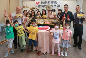 多那之斗六棒球旗艦店歡慶週年，捐贈蛋糕、愛心餐盒及文具給雲林家扶中心，並與環球幼兒園的小朋友高唱生日快樂，分享愛與關懷。