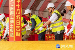 市長與貴賓執鏟動土

