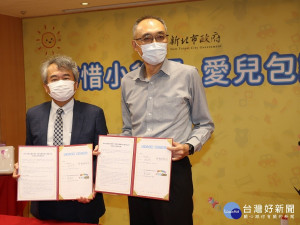 謝政達和台灣卡多摩嬰童館股份有限公司總經理黃瑞桐簽訂3年合作備忘錄  卡多摩承諾持續贊助3年嬰幼兒用品（記者黃村杉攝）