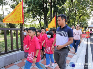 集集鎮長陳紀衡帶領學童啟用和平國小全新通學步道。