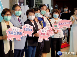 七縣市首共同宣布要捍衛國人健康，反萊豬，為食安把關。圖／記者鄧富珍攝