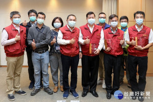 林口區長藍品畯及三峽區長周晉平與警察局副局長溫枝發等7日於市政會議將榮耀獻給市長侯友宜分享獲獎喜悅