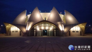 
大安媽祖觀光園區打造「海助十方朝拜」基座竣工，夜間測試燈光時，整個基座霞光萬丈煞是美麗，見者莫不稱讚「好美」。（記者陳榮昌攝）
