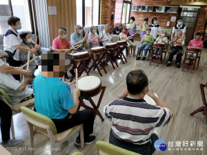 阿伯放假也要來上課，失智中心讓長輩感受溫暖 （衛福部台北醫院提供）
