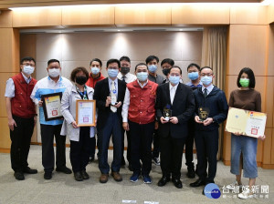 教育局長張明文帶領安坑國小等11所學校代表7日於市政會議獻獎，受到市長侯友宜的高度肯定及榮耀分享