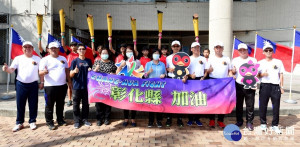 聖火交接。圖／記者鄧富珍攝