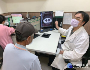 罹患口腔癌的黃先生轉移肺部腫瘤，堅持配合醫師完成療程，於治療前後的檢查比較，可見腫瘤已完全消除。