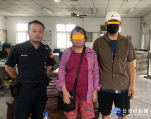 失智老婦外出忘記返家之路，所騎乘車輛沒電還不慎跌傷，所幸警方及時予以援救，婦人才得以平安與家人團圓。