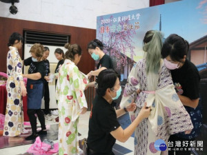 弘光科技大學舉辦「2020日本浴衣文化節」，旅日名師教百位學生穿日式浴衣，妝品系、美髮系學生幫忙妝梳做造型。（記者陳榮昌攝）