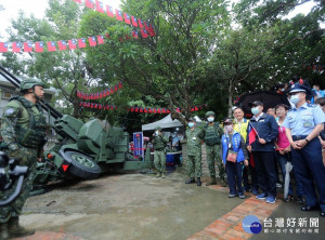 侯友宜邀請大家一起來品嘗眷村好味道，並與空軍副司令鄭榮豐中將互贈禮物、參觀現役35快砲，也在國慶日前夕與現場民眾一同祝賀中華民國生日快樂