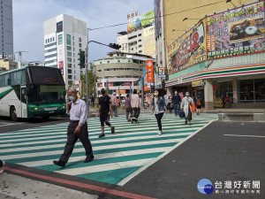 中市打造友善交通　「客製化」行人穿越道、號誌（圖／台中市政府）