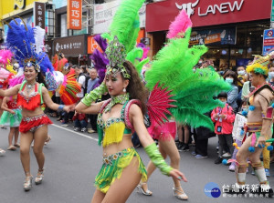夢想嘉年華沿中山路、新府路抵達市民廣場，巨型花車結合40組表演團隊，沿途受到熱情市民夾道歡迎，其中開道的蘭陽森巴藝術舞團精彩演出最為吸睛