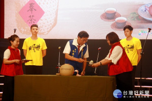 林明溱為典藏茶開封由茶師沖泡請來賓品茗。（記者扶小萍攝）
