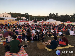 難得2千餘民眾同場野餐盛況空前。（記者扶小萍攝）