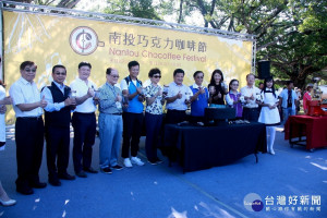 林明溱與許淑華等來賓啟動巧克力咖啡節。（記者扶小萍攝）