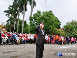 10月10日國慶日，板橋榮家主任張長林及長輩們一如往常起了大早，參加雙十國慶升旗典禮， 祝賀中華民國生日快樂！