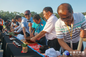 陳副縣長曾總幹事等來賓為擂茶示範後展開千人擂茶。（記者扶小萍攝）