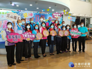 彰化縣長王惠美及三山國王客家文化協會理事長胡祥畯、溪湖鎮長黃瑞珠縣議員洪本成、白玉如、陳銌銌、李寶銀、溪湖鎮長黃瑞珠、溪湖鎮民代表黃秀椿及黃佳惠、彰化縣三山國王客家協會理事長胡祥畯、總幹事杜建模、溪湖鎮西安宮主委楊張秀梅、彰化縣三山國王客家文化協會榮譽會長潘俊光、彰化縣文化局長張雀芬、民政處長賴致富等人，邀請大家一起參與三山國王客家文化節活動．圖／記者鄧富珍攝