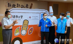 市長侯友宜12日出席開幕記者會，大讚新北山藥Q彈綿密，適合在秋冬食用，非常養生補氣，歡迎市民朋友踴躍搶購（記者黃村杉攝）