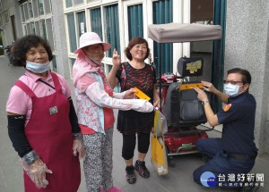 雲林縣警局交通隊為維護年長者之用路安全，透過交通安全宣講，貼心為其交通工具黏貼反光條，及贈送LED發光鑰匙圈，深獲長者們肯定與讚許。