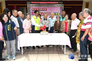 彰化市公所在重陽敬老系列活動記者會中準備蛋糕由林世賢市長偕同百歲人瑞蔡金水（中）等人一起慶祝。