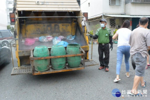 嘉義縣環保局輔導各鄉鎮市垃圾車安裝消毒除臭設備／嘉義縣府提供