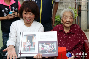 黃敏惠再度造訪107歲的黃白顓阿嬤／嘉義市府提供