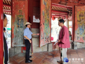 聖王廟管理人市長林世賢認為，這堪稱是彰化市乃至全國的瑰寶，值得提報文化部作專案研究與保護之用。 圖／記者鄧富珍攝