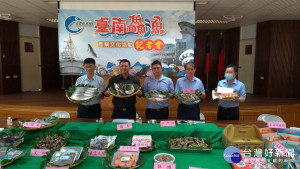 南縣區漁會理事長李武龍(左二)、總幹事陳崇德(左三)歡迎大家前來共享漁產業文化的饗宴。
