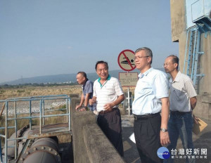 農田水利署雲林管理處林國華處長率相關人員視察林內濁幹線第二進水口及南岸聯絡渠道進水口等水源重地，了解目前灌溉用水情形。