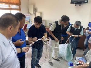 刺網漁具明年起須標示漁船編號　中市宣導會示範操作